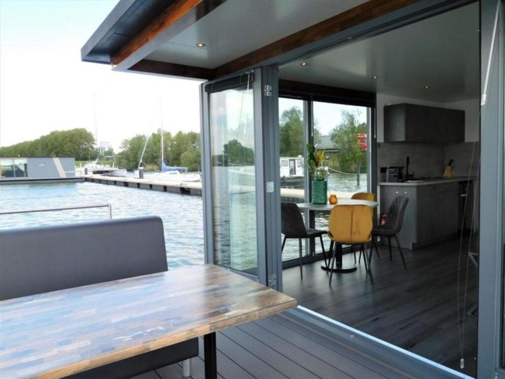 Beautiful Houseboat In The Harbour Of Volendam Near Centre Hotell Eksteriør bilde